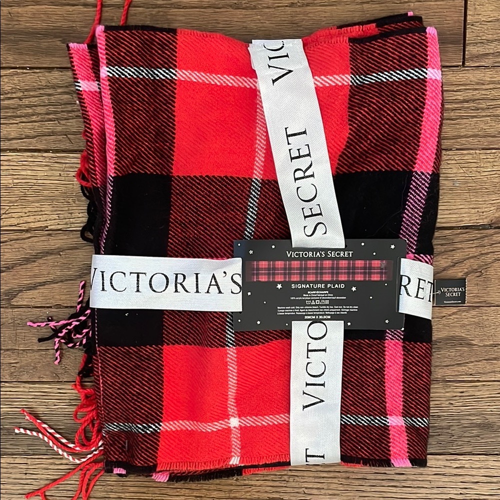 NWT Victoria's Secret Signature Plaid Scarf